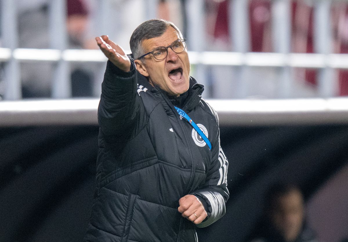 Ce nu s-a văzut la TV în derby-ul Rapid-U Cluj: Carla's Dreams, aplaudat la scenă deschisă + Neluțu Sabău, ironizat