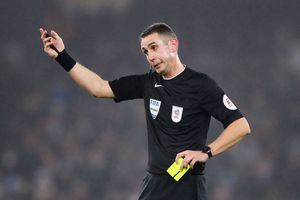 Arbitrul din Premier League care l-a înjurat pe Jurgen Klopp, suspectat că este implicat în pariuri! » Mărturia unui apropiat: „M-a întrebat după meci dacă am pariat”