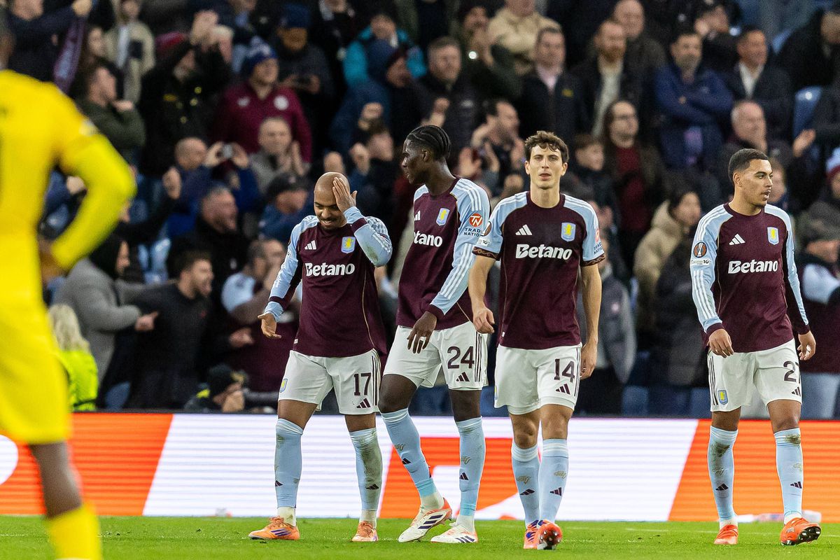 Haos la Aston Villa - Young Boys: fanii adverși i-au spart capul marcatorului golului! Jucătorul nu s-a lăsat și i-a provocat din nou!