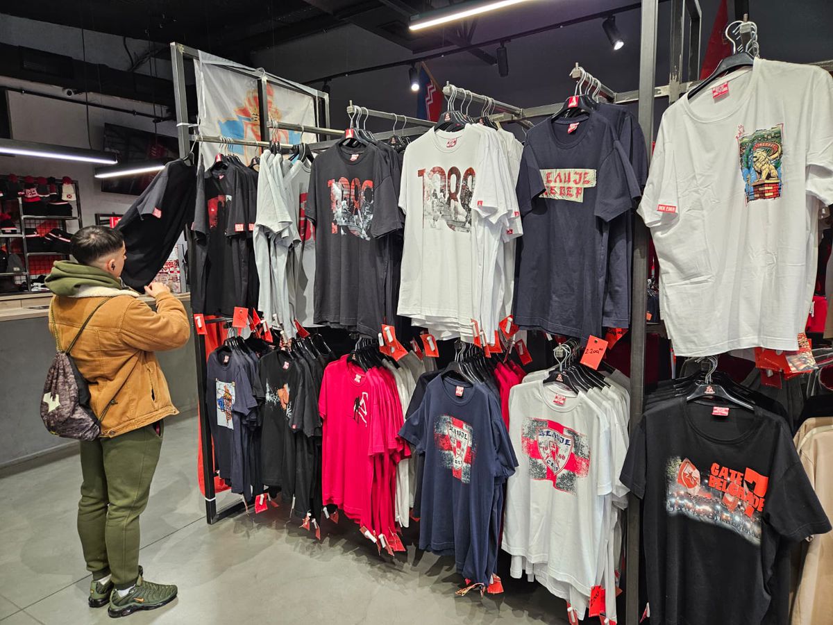 „Delije”, temuții ultrași ai Stelei Roșii, bagă frica-n rivali » „Românul are trei frați, Dunărea, pădurea și pe sârbi!”