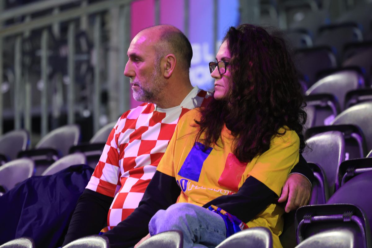 Cu fanii români nu te plictisești! » Prezențe de senzație în tribune, la România - Croația, debutul în grupa de Mondial