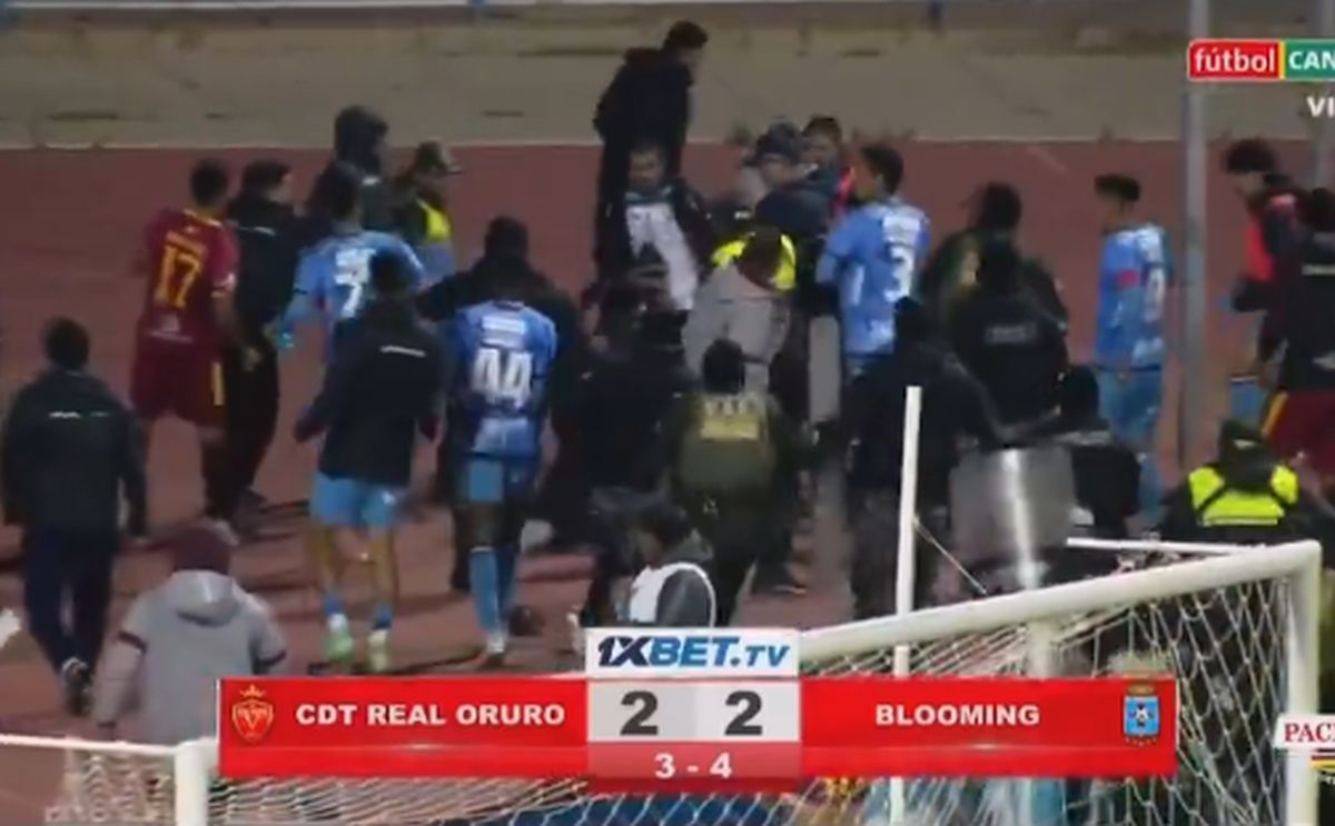 Meci BRUTAL: 17 eliminări, antrenor cu capul spart și gaze lacrimogene pe teren!