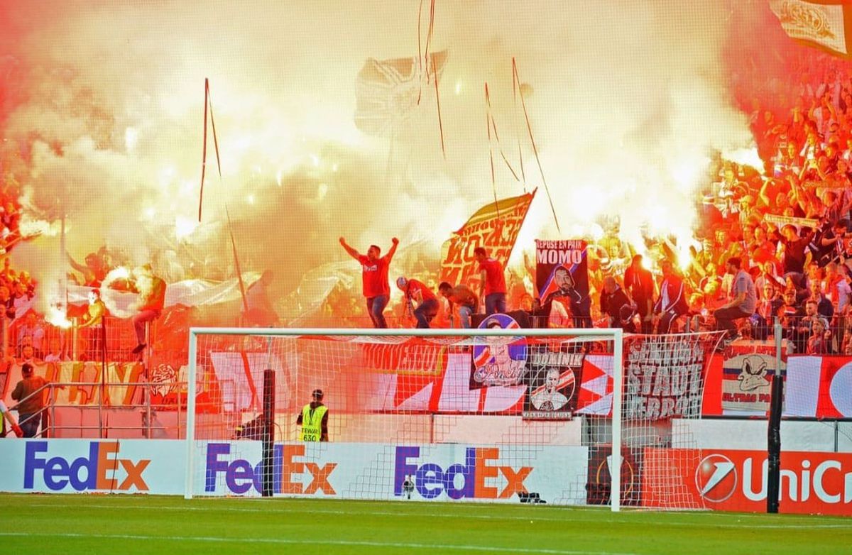 „Delije”, temuții ultrași ai Stelei Roșii, bagă frica-n rivali » „Românul are trei frați, Dunărea, pădurea și pe sârbi!”