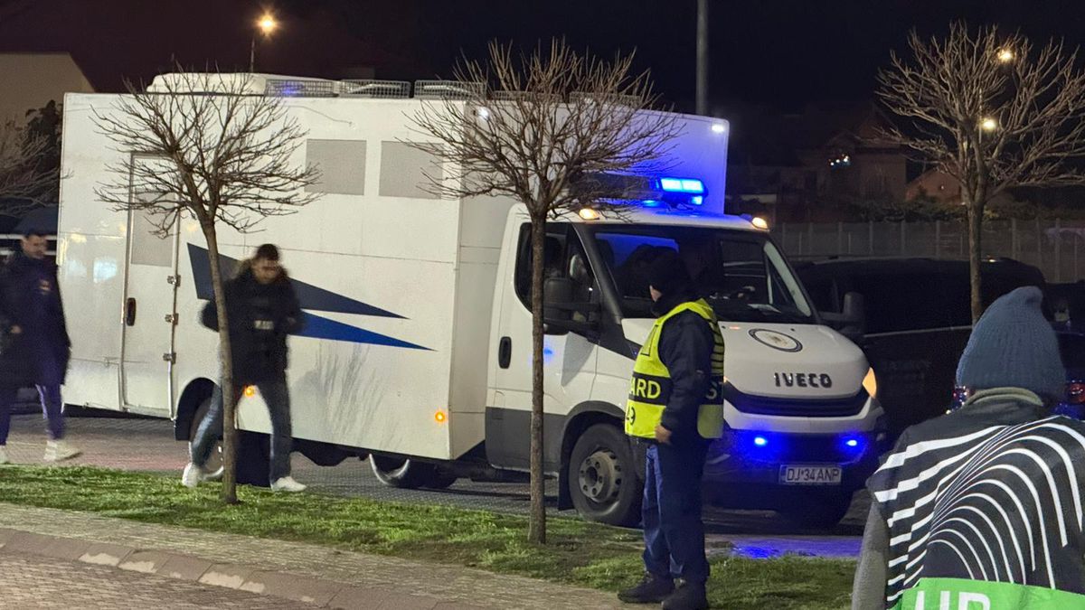 Prezență neașteptată pe „Ion Oblemenco” » Din penitenciar, lângă masa presei, la Craiova - Mainz