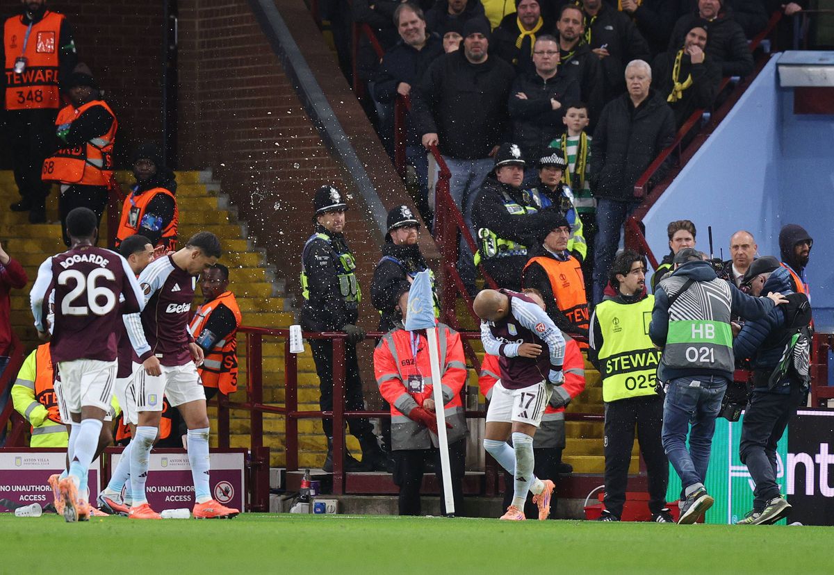 Haos la Aston Villa - Young Boys: fanii adverși i-au spart capul marcatorului golului! Jucătorul nu s-a lăsat și i-a provocat din nou!