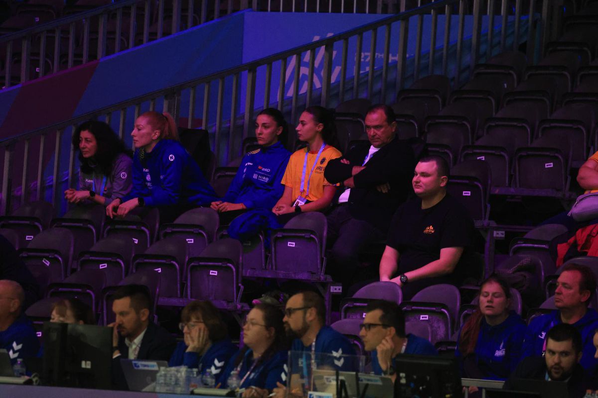 Cu fanii români nu te plictisești! » Prezențe de senzație în tribune, la România - Croația, debutul în grupa de Mondial