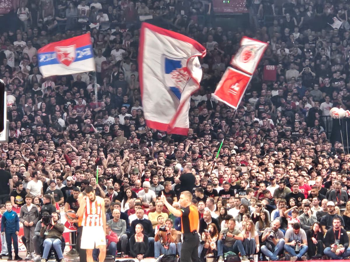 Electric Crvena Zvezda: atmosferă de excepție la baschet în EuroLiga