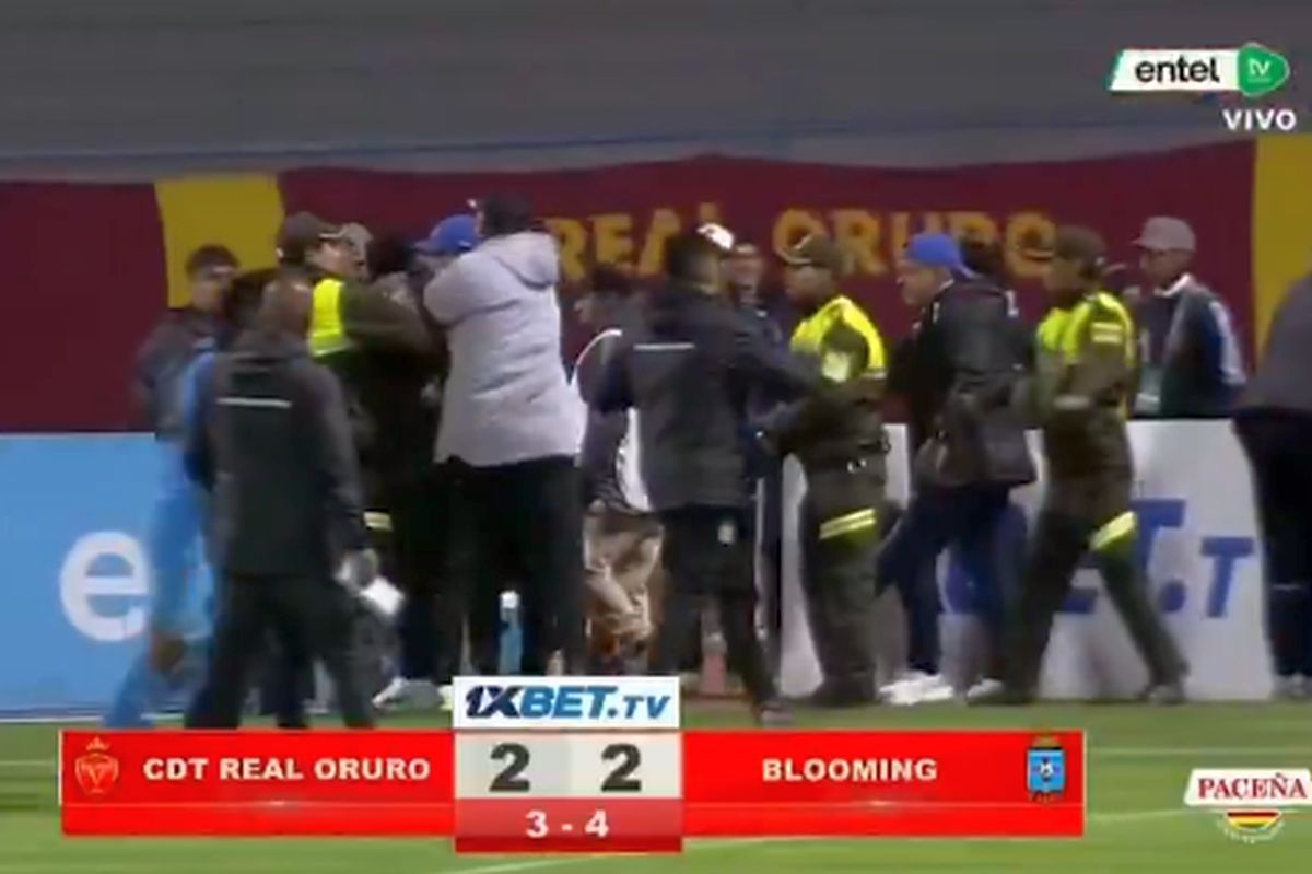 Meci BRUTAL: 17 eliminări, antrenor cu capul spart și gaze lacrimogene pe teren!