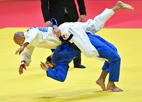 Care este federația internațională care le permite sportivilor ruși să concureze sub drapelul național și să beneficieze de intornarea imnului