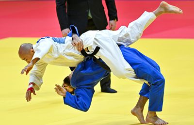 Care este federația internațională care le permite sportivilor ruși să concureze sub drapelul național și să beneficieze de intornarea imnului