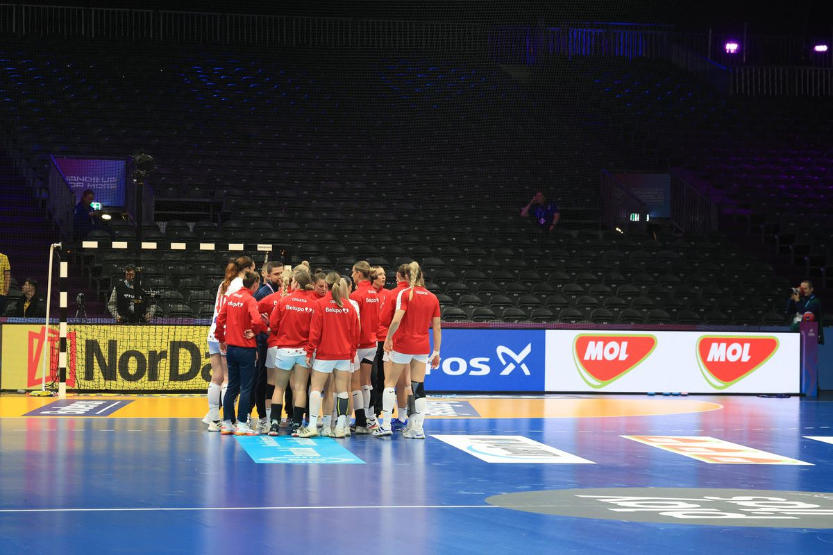 Cu fanii români nu te plictisești! » Prezențe de senzație în tribune, la România - Croația, debutul în grupa de Mondial