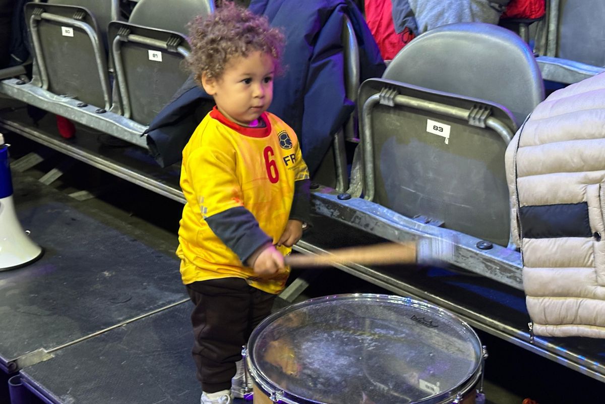 Imaginile care te vor topi! » El e „șeful” galeriei României la Campionatul Mondial de handbal feminin