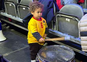 Imaginile care te vor topi! » El e „șeful” galeriei României la Campionatul Mondial de handbal feminin