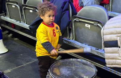 Imaginile care te vor topi! » El e „șeful” galeriei României la Campionatul Mondial de handbal feminin