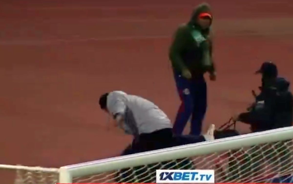 Meci BRUTAL: 17 eliminări, antrenor cu capul spart și gaze lacrimogene pe teren!