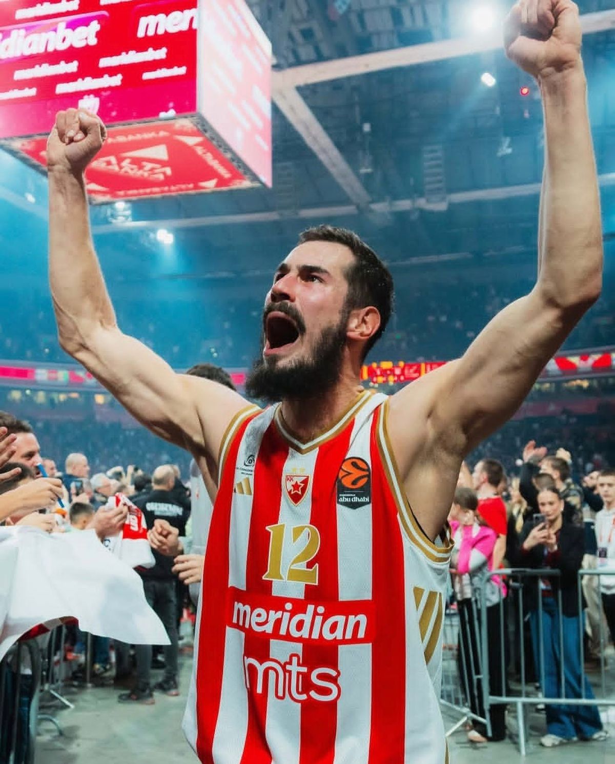 Electric Crvena Zvezda: atmosferă de excepție la baschet în EuroLiga