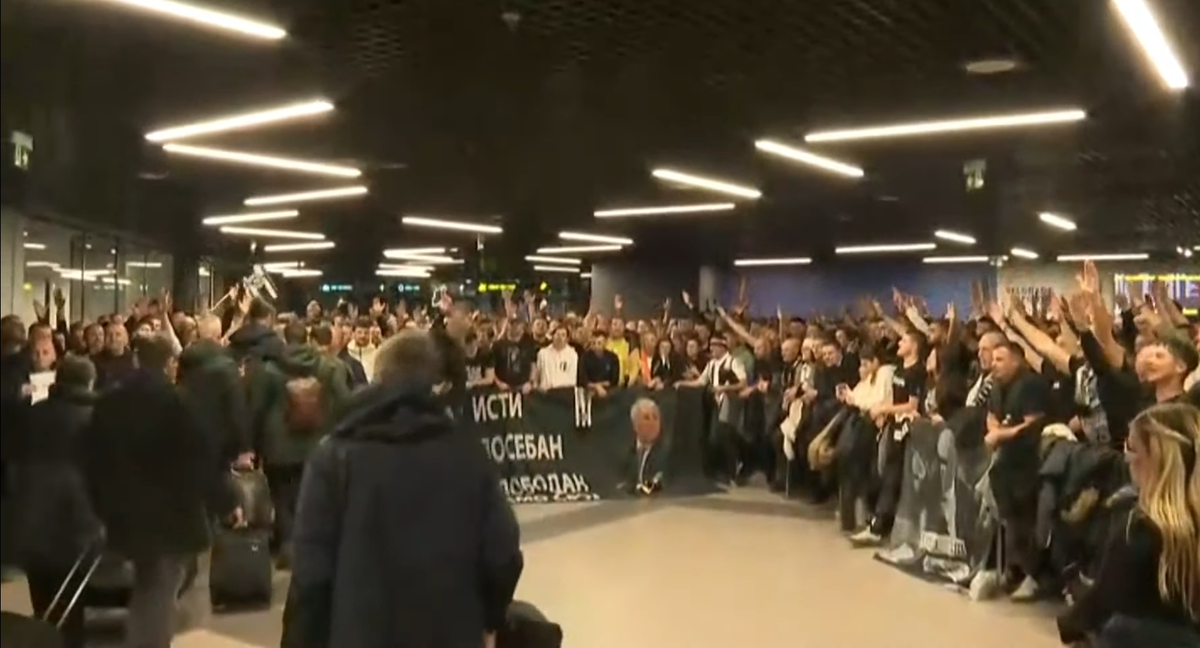 Fani Partizan pe aeroportul din Belgrad