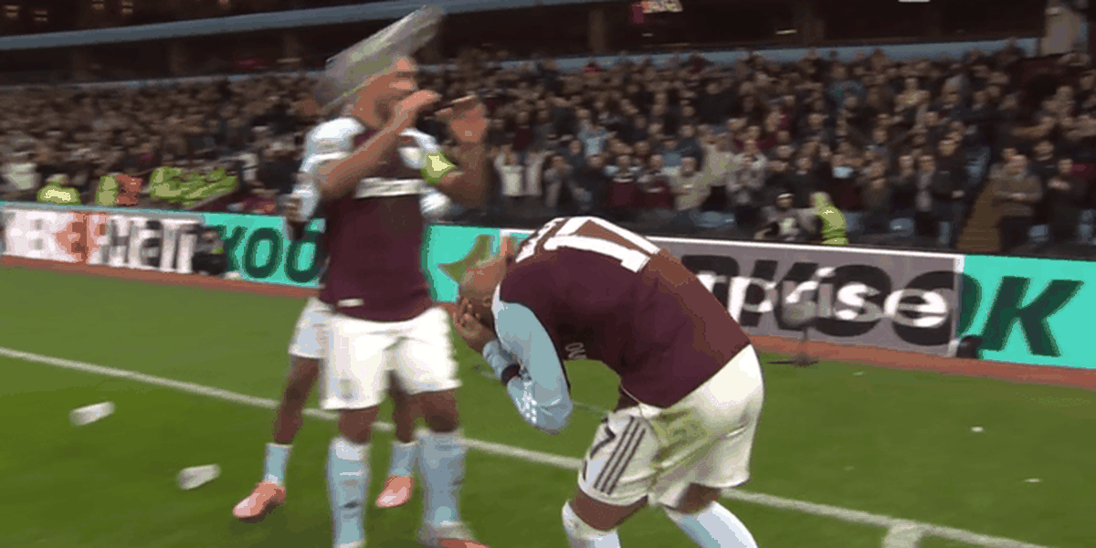 Haos la Aston Villa - Young Boys: fanii adverși i-au spart capul marcatorului golului! Jucătorul nu s-a lăsat și i-a provocat din nou!