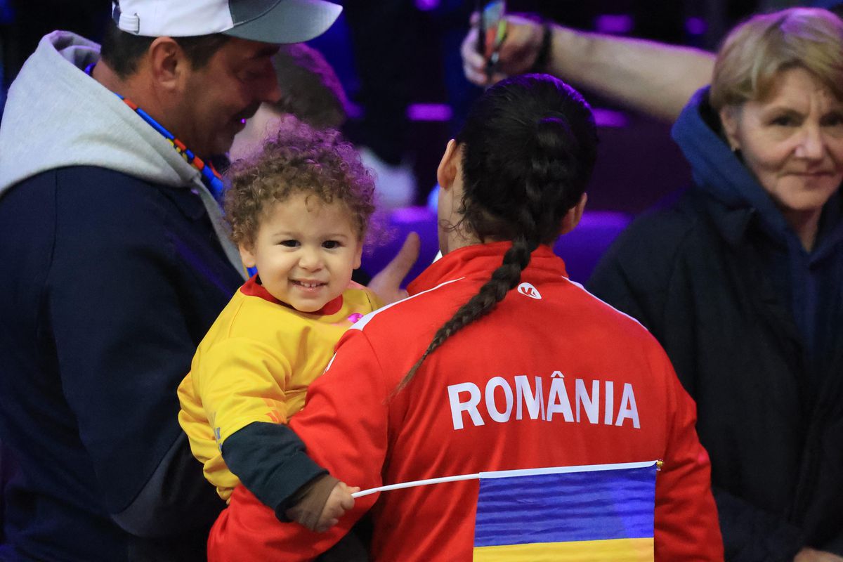 Imaginile care te vor topi! » El e „șeful” galeriei României la Campionatul Mondial de handbal feminin