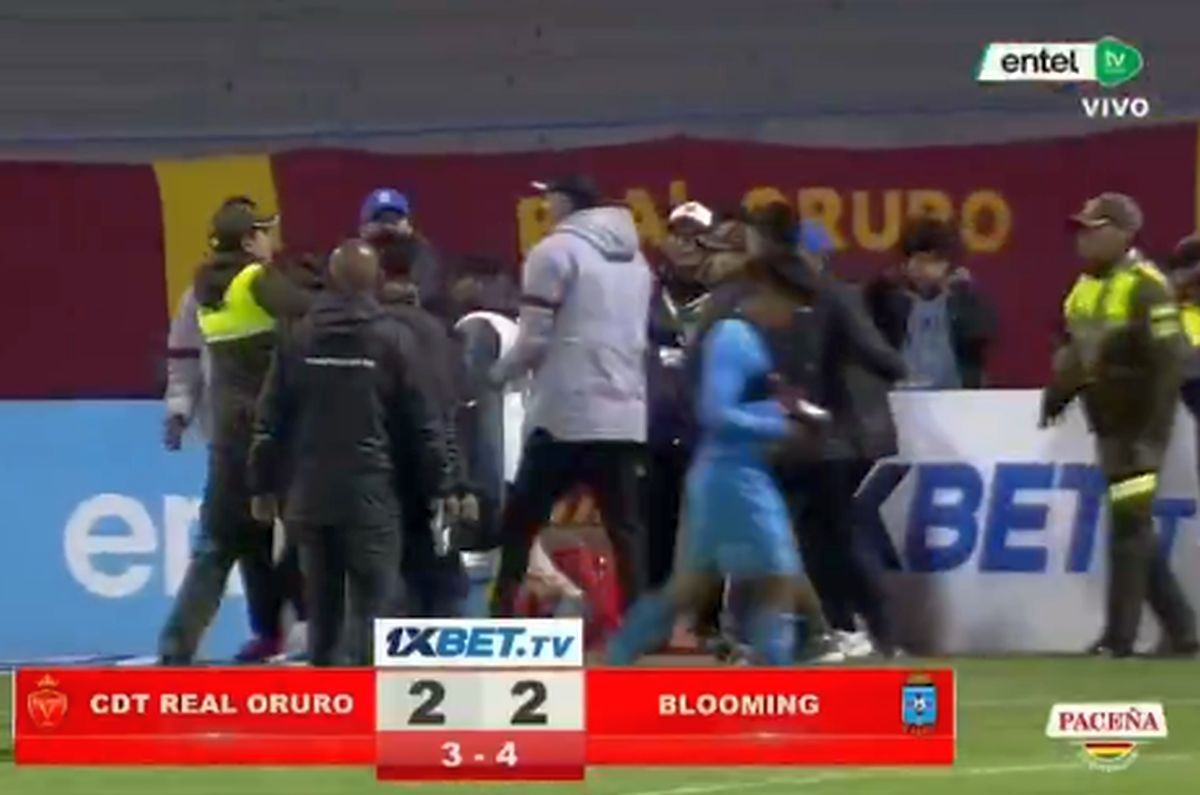 Meci BRUTAL: 17 eliminări, antrenor cu capul spart și gaze lacrimogene pe teren!