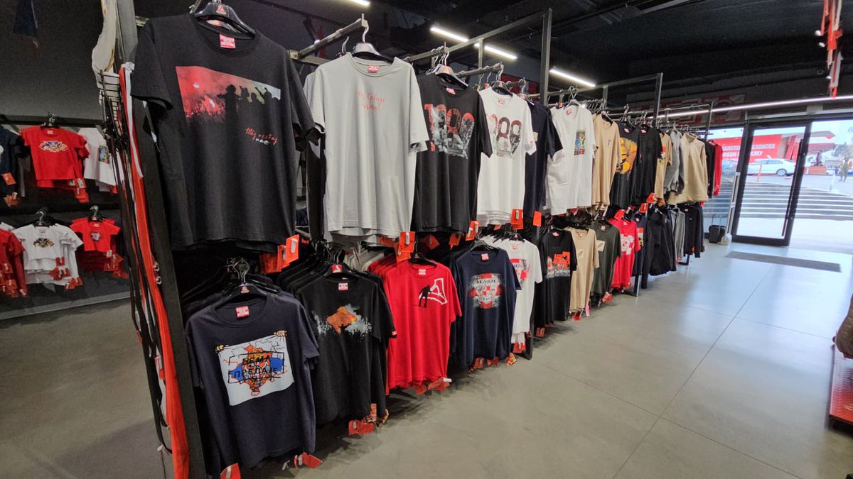 „Delije”, temuții ultrași ai Stelei Roșii, bagă frica-n rivali » „Românul are trei frați, Dunărea, pădurea și pe sârbi!”