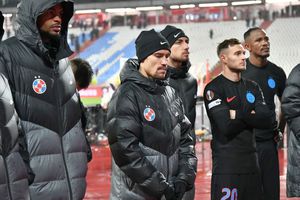 „Ce să facem, dacă ăla doarme în p*** mea pe el acolo?!” » În fața galeriei, Crețu și-a „mitraliat” coechipierul. Uluitor, tocmai Mustață l-a corijat: „Nu mai vorbi urât!”