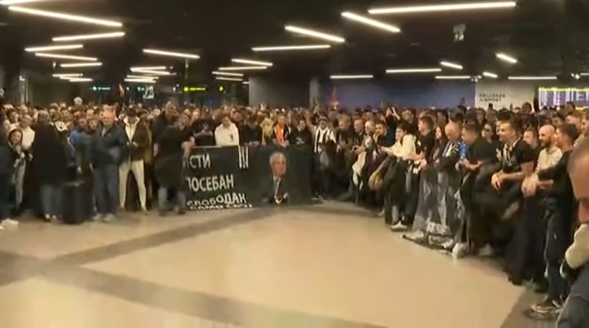 Fani Partizan pe aeroportul din Belgrad