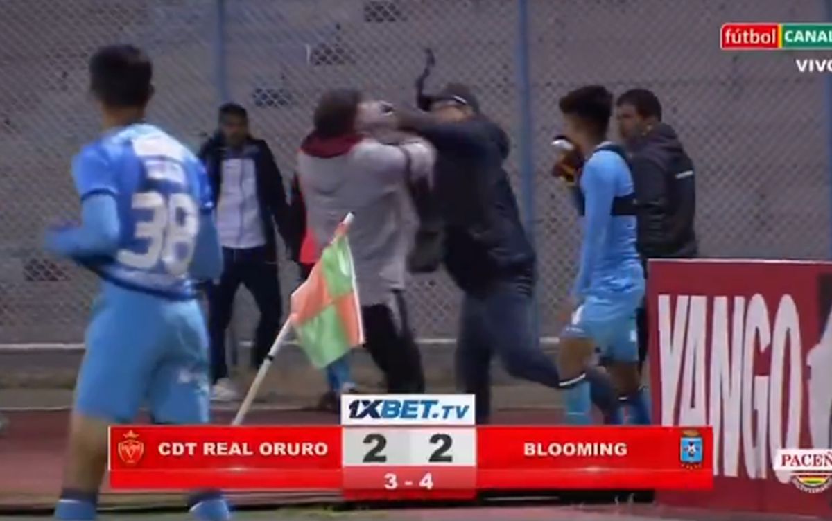 Meci BRUTAL: 17 eliminări, antrenor cu capul spart și gaze lacrimogene pe teren!