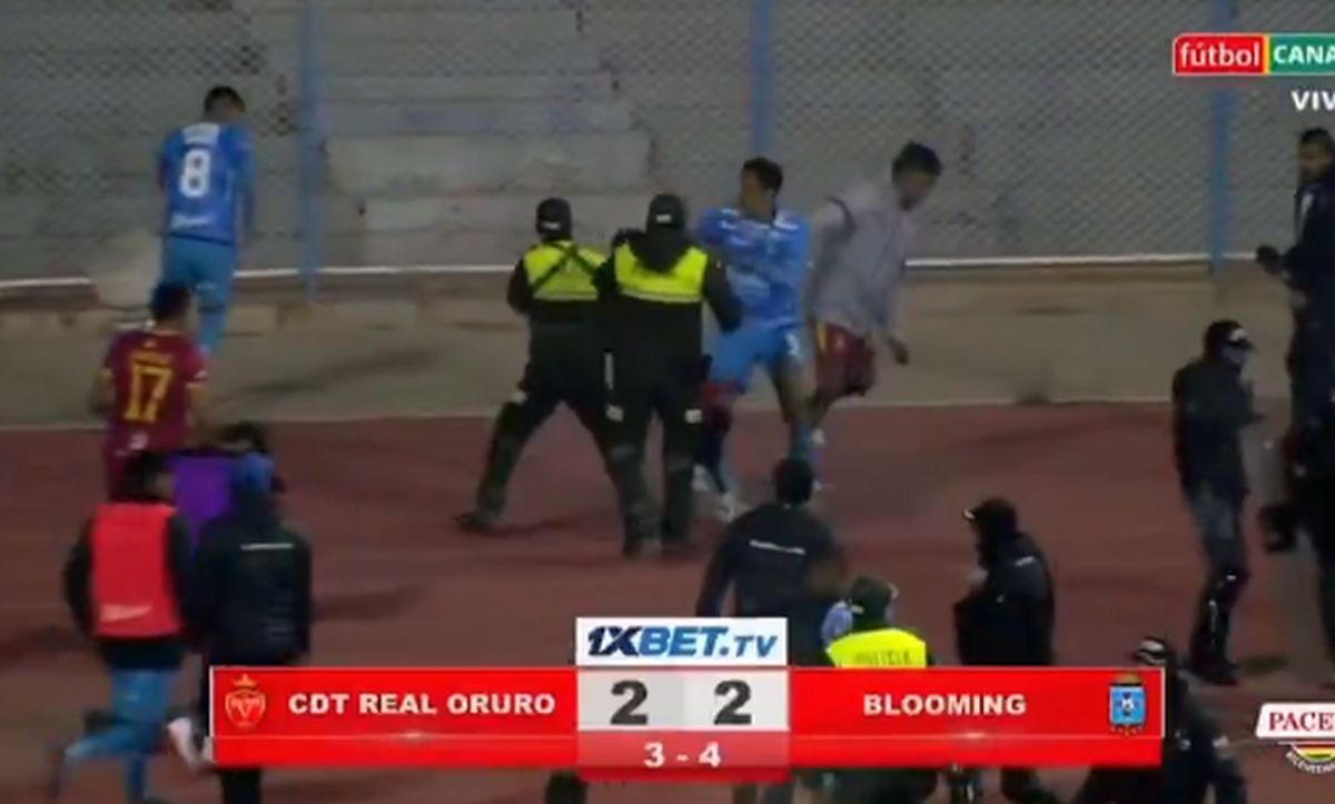 Meci BRUTAL: 17 eliminări, antrenor cu capul spart și gaze lacrimogene pe teren!