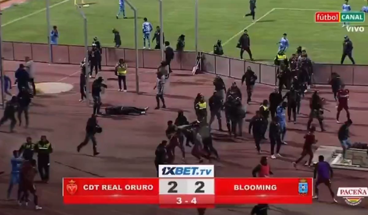 Meci BRUTAL: 17 eliminări, antrenor cu capul spart și gaze lacrimogene pe teren!