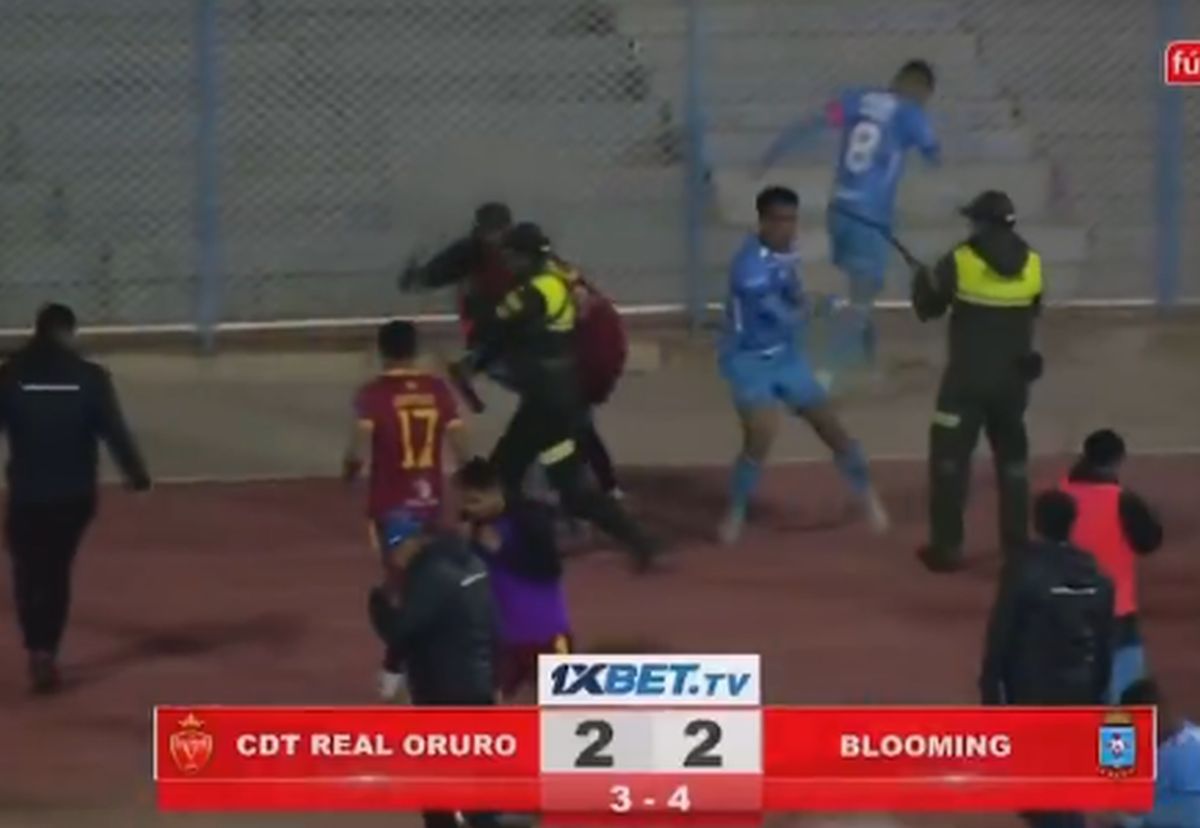 Meci BRUTAL: 17 eliminări, antrenor cu capul spart și gaze lacrimogene pe teren!