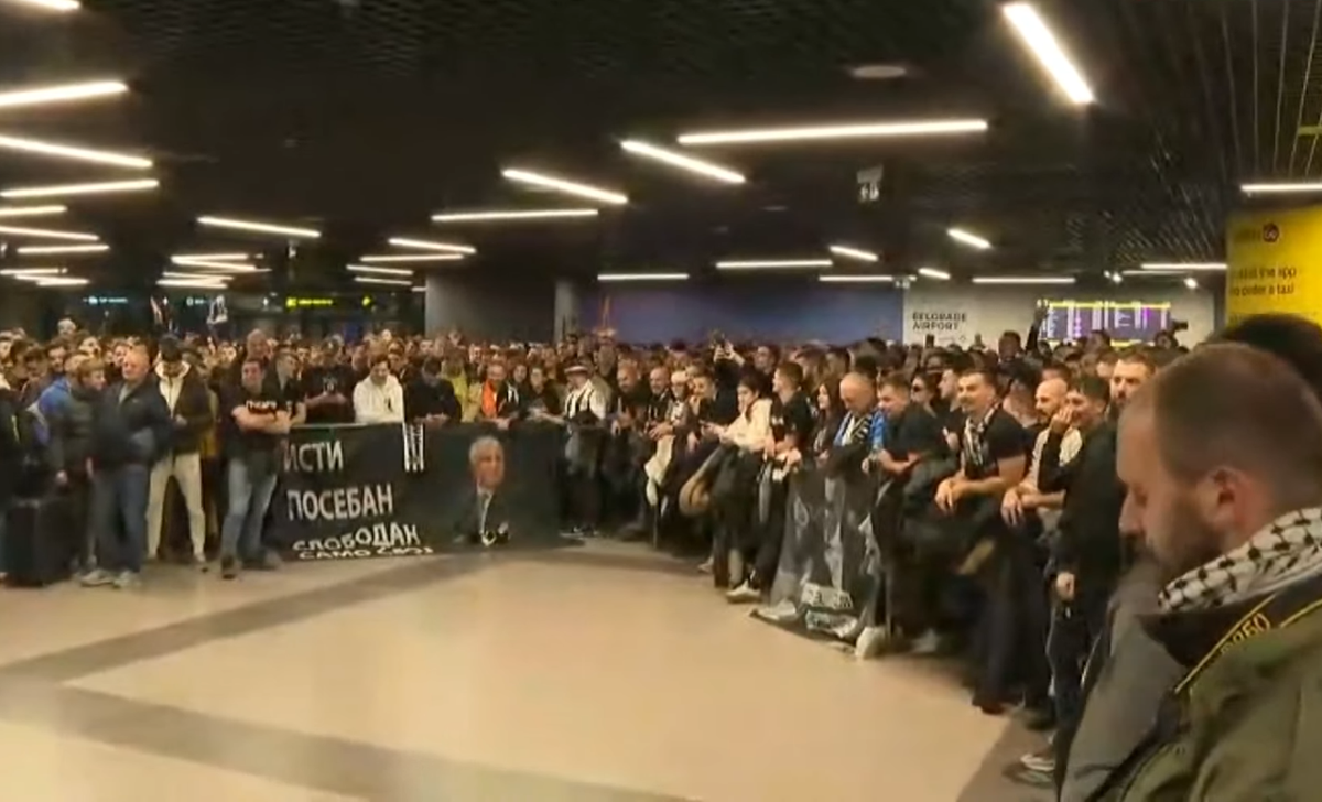 Fani Partizan pe aeroportul din Belgrad