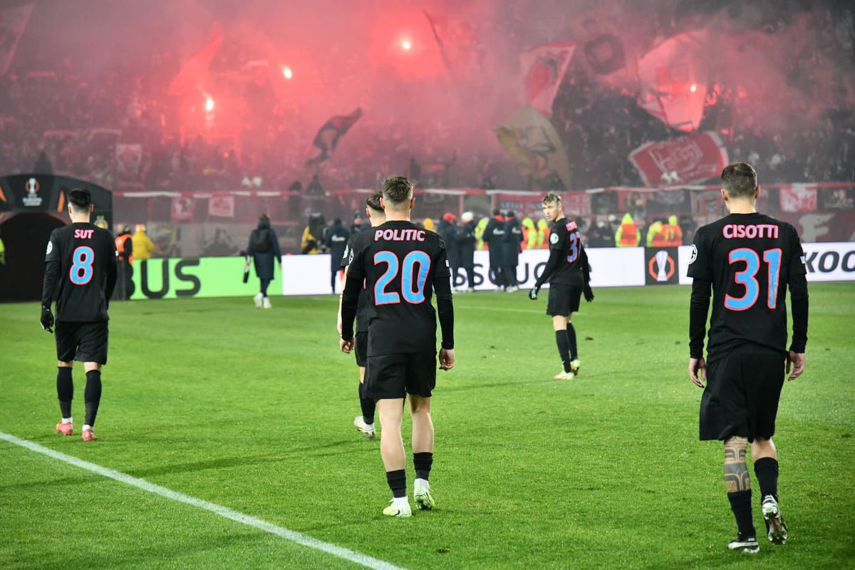 Imagini de la finalul meciului Steaua Roșie - FCSB