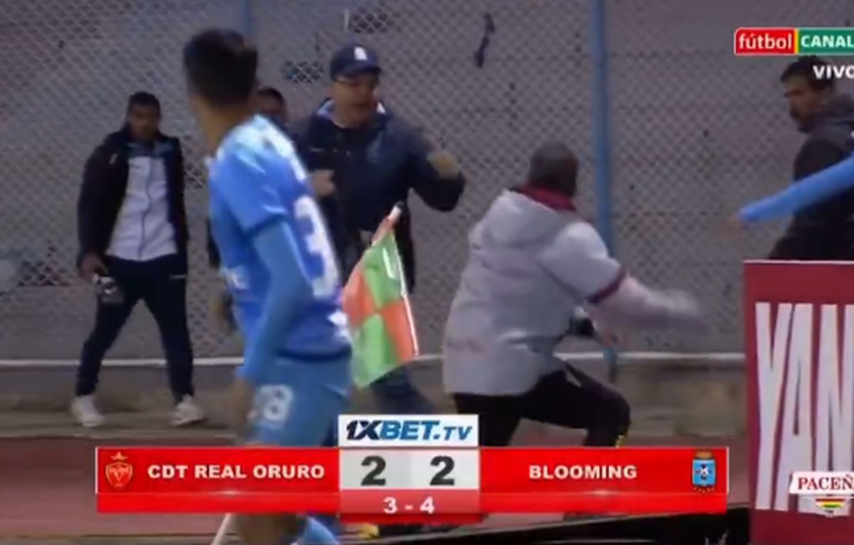 Meci BRUTAL: 17 eliminări, antrenor cu capul spart și gaze lacrimogene pe teren!