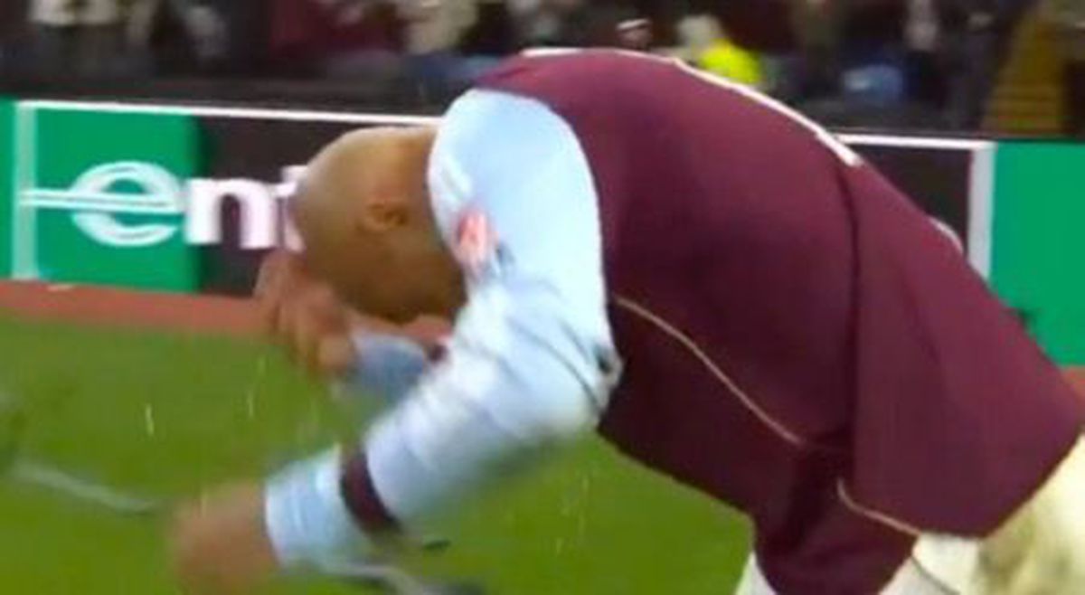 Haos la Aston Villa - Young Boys: fanii adverși i-au spart capul marcatorului golului! Jucătorul nu s-a lăsat și i-a provocat din nou!