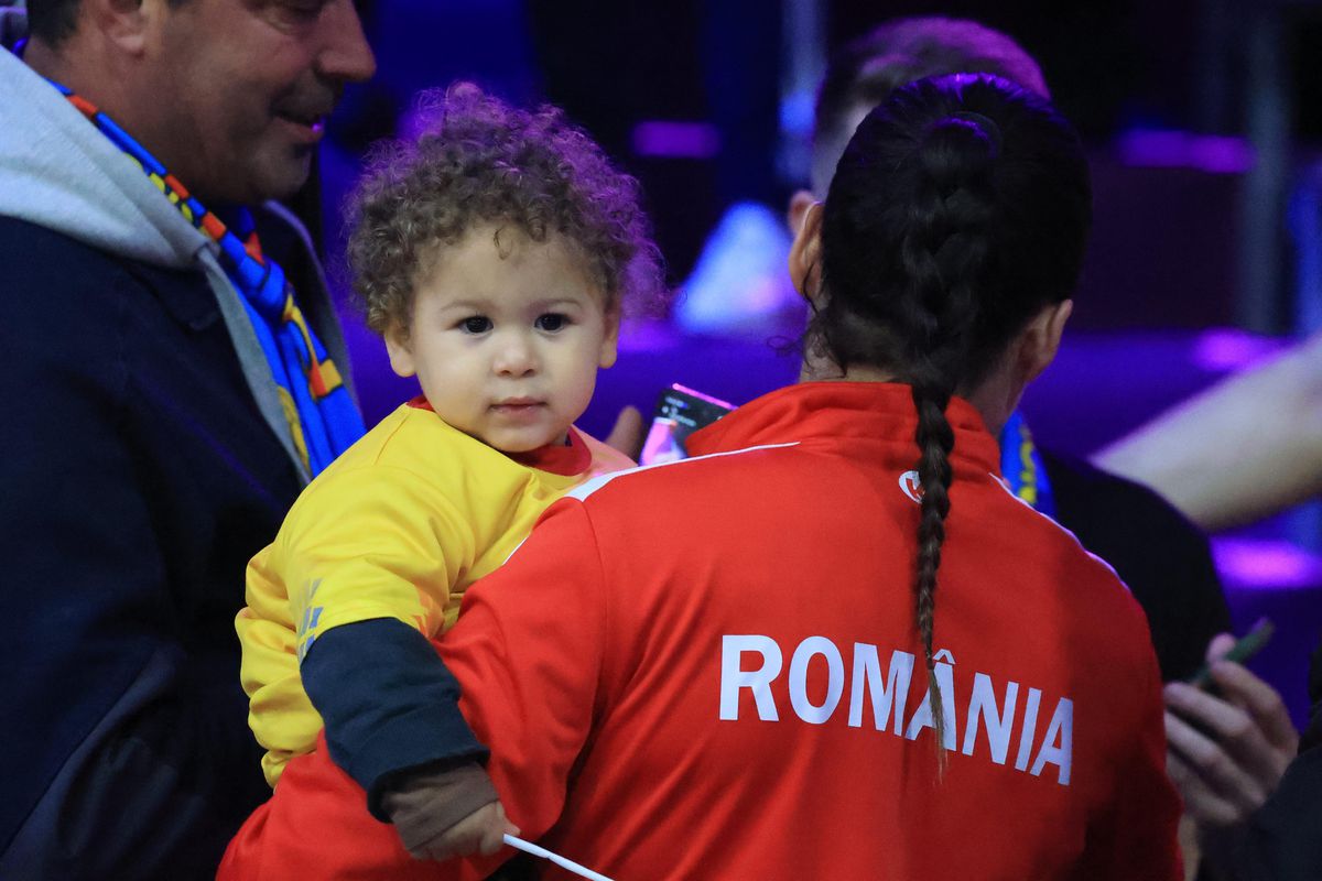 Imaginile care te vor topi! » El e „șeful” galeriei României la Campionatul Mondial de handbal feminin