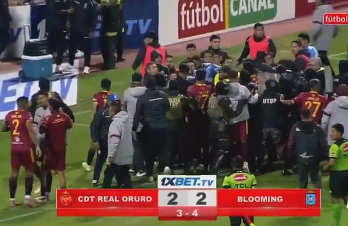 Meci BRUTAL: 17 eliminări, antrenor cu capul spart și gaze lacrimogene pe teren!