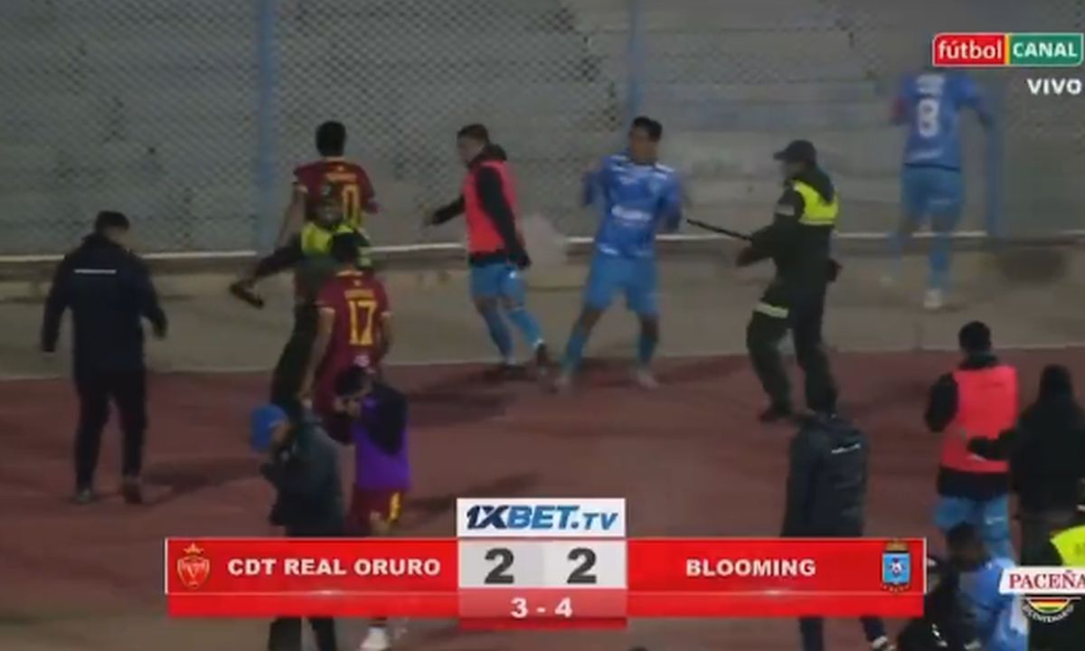 Meci BRUTAL: 17 eliminări, antrenor cu capul spart și gaze lacrimogene pe teren!