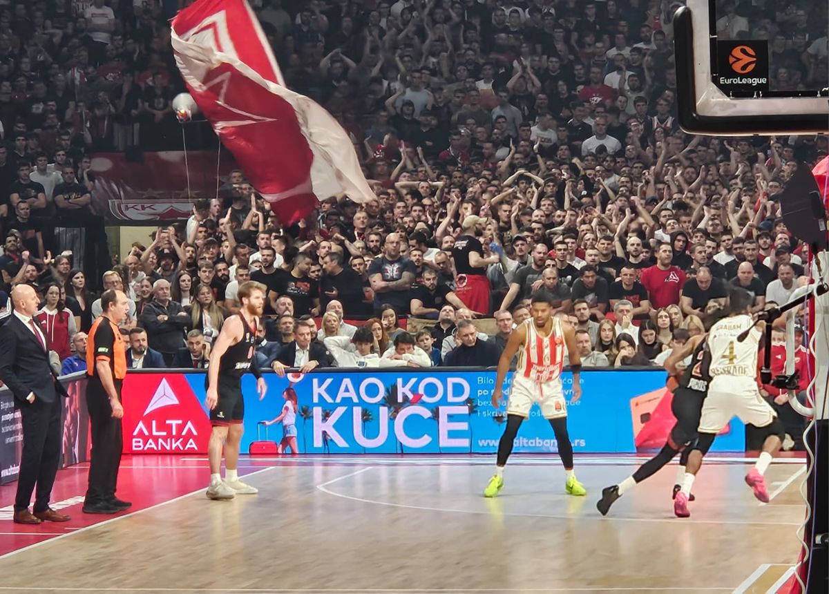 Electric Crvena Zvezda: atmosferă de excepție la baschet în EuroLiga