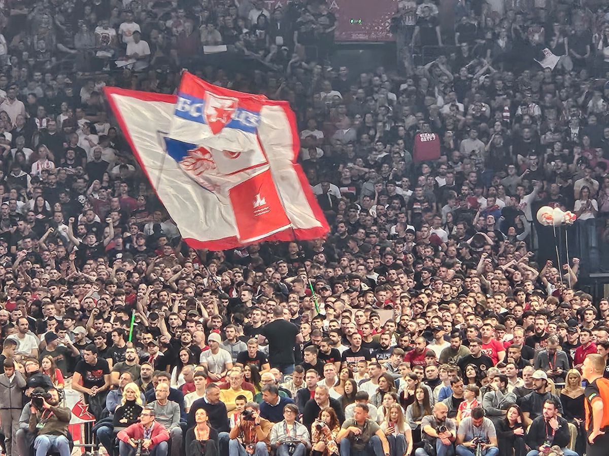 Electric Crvena Zvezda: atmosferă de excepție la baschet în EuroLiga