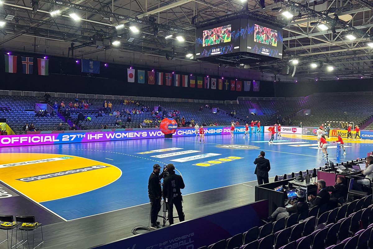 Cu fanii români nu te plictisești! » Prezențe de senzație în tribune, la România - Croația, debutul în grupa de Mondial