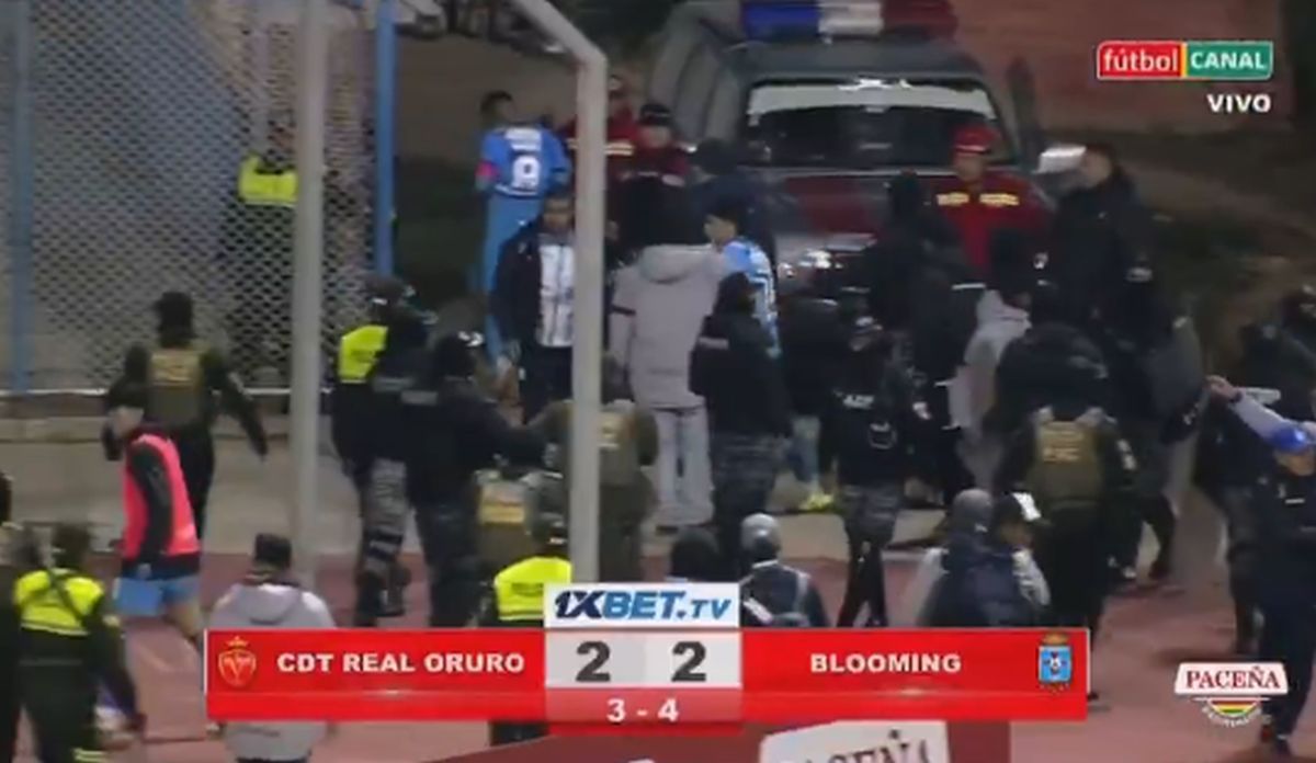 Meci BRUTAL: 17 eliminări, antrenor cu capul spart și gaze lacrimogene pe teren!