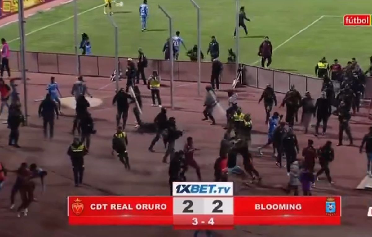 Meci BRUTAL: 17 eliminări, antrenor cu capul spart și gaze lacrimogene pe teren!