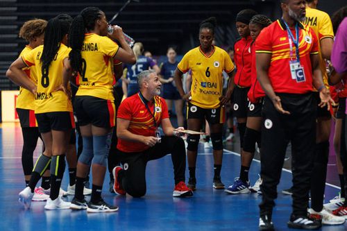 Carlos Viver, înconjurat de jucătoarele sale din naționala Angolei/Foto: Imago Images