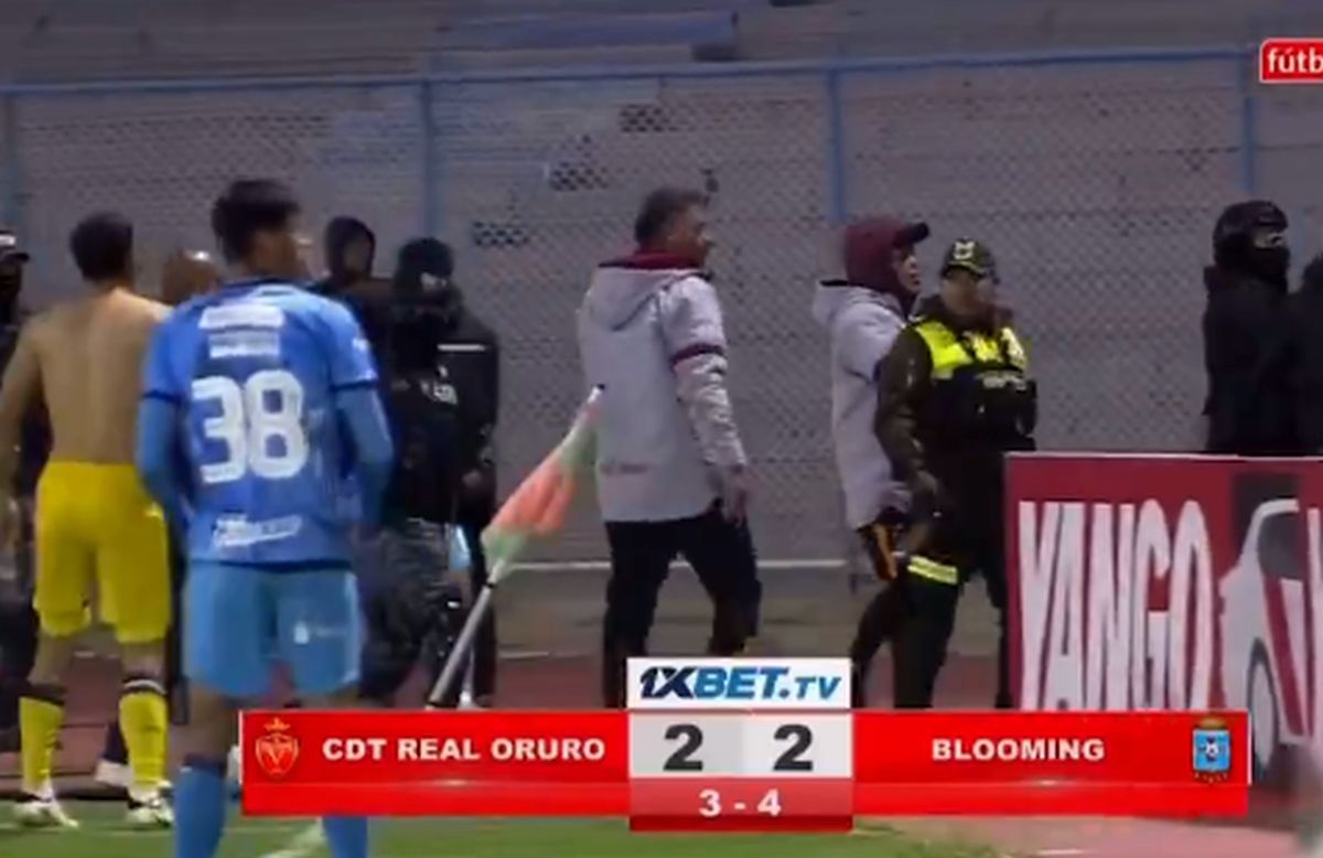 Meci BRUTAL: 17 eliminări, antrenor cu capul spart și gaze lacrimogene pe teren!