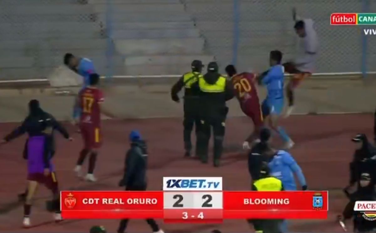 Meci BRUTAL: 17 eliminări, antrenor cu capul spart și gaze lacrimogene pe teren!