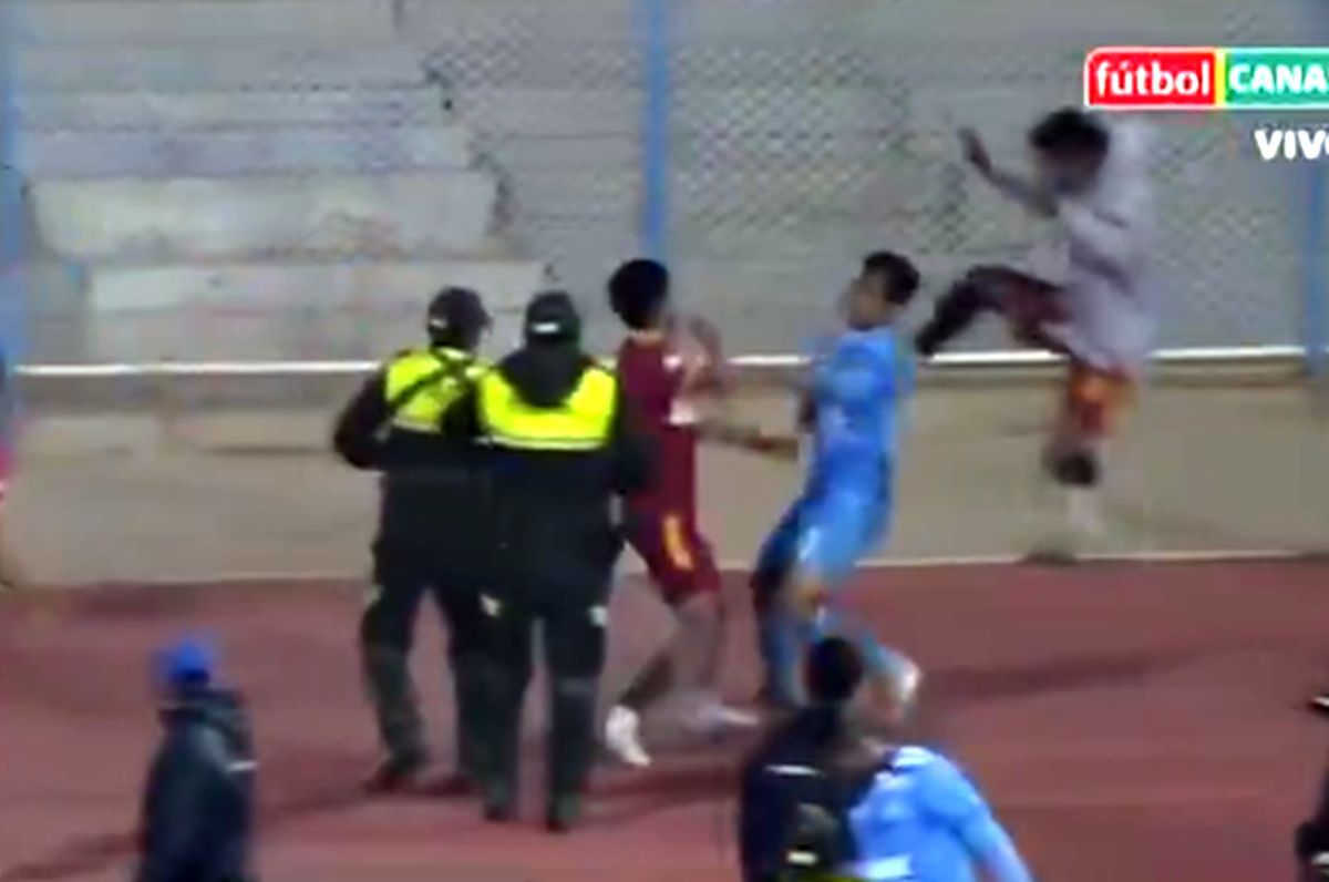 Meci BRUTAL: 17 eliminări, antrenor cu capul spart și gaze lacrimogene pe teren!