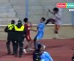 Meci BRUTAL: 17 eliminări, antrenor cu capul spart și gaze lacrimogene pe teren!