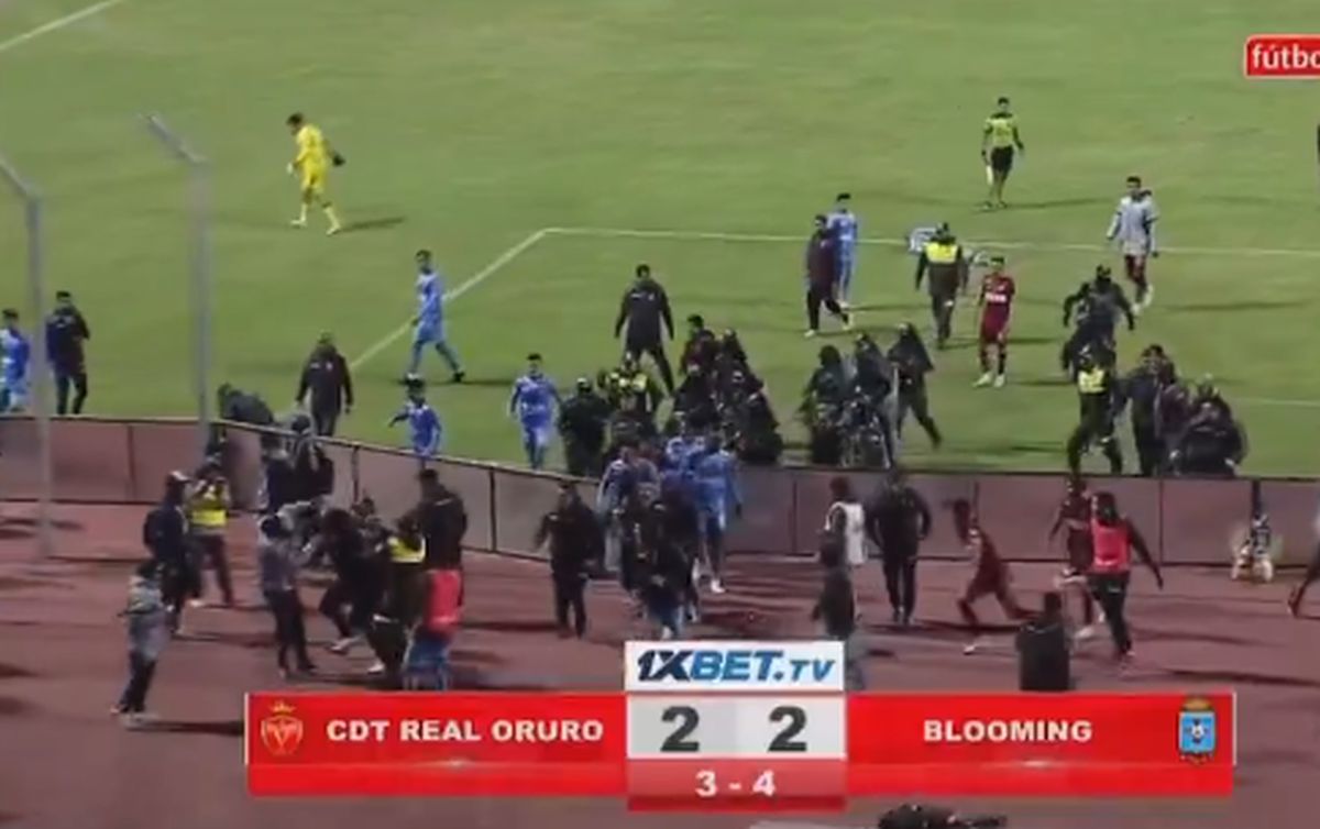 Meci BRUTAL: 17 eliminări, antrenor cu capul spart și gaze lacrimogene pe teren!