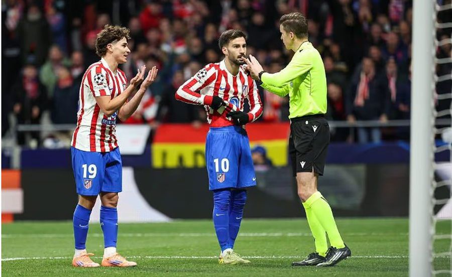 Alex Baena, susținut de Julian Alvarez, îi arată arbitrului unde l-a lovit mingea deviată de Carlos Augusto De ce s-a validat primul gol primit de Interul lui Chivu » Criteriile care decid că n-a fost henț